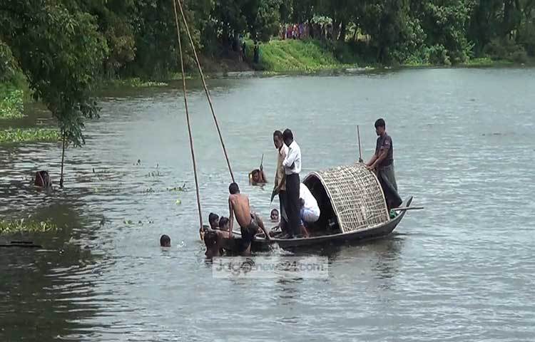 রায়পুরা থানার অফিসার ইনচার্জ আজহারুল ইসলাম জানান, নিহতদের বেশির ভাগ নারী ও শিশু।