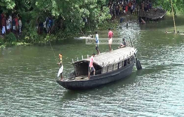 এলাকাবাসী নৌ নিয়ে উদ্ধার কাজে অংশ নিয়েছে।