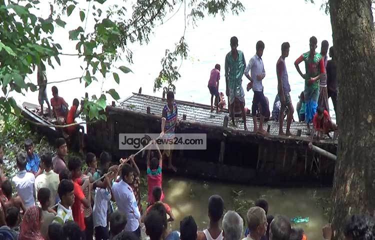 ট্রলারডুবির সংবাদ শুনে বিভিন্ন এলাকা থেকে দেখার জন্য লোকজন ভিড় করেছে।