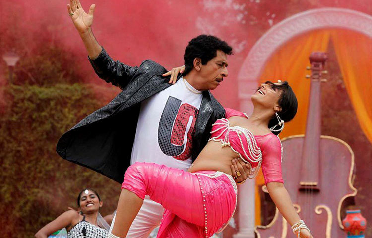 নাসিরউদ্দিন শাহ-বিদ্যা বালান : উদ্ভদ জুটি হিসেবে এই জুটি তরুণ হৃদয়ে আলোড়ন সৃষ্টি করেছে।