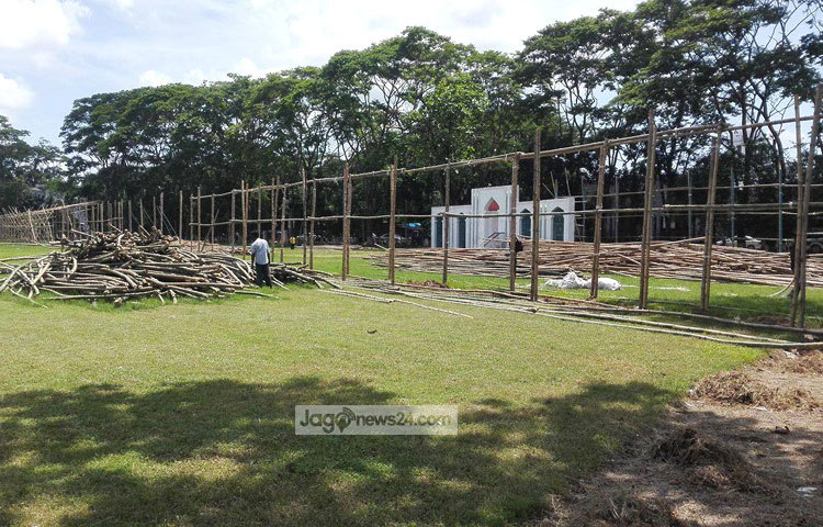 আসন্ন ঈদুল ফিতরে ঈদের জামাতের জন্য প্রস্তুত হচ্ছে রাজধানীর জাতীয় ঈদগাহ ময়দান।