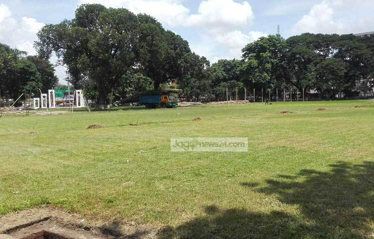 ঈদগাহ ময়দানে সামিয়ানা টাঙানোর জন্য বাঁশ ও অন্যান্য সামগ্রী আনা হয়েছে।