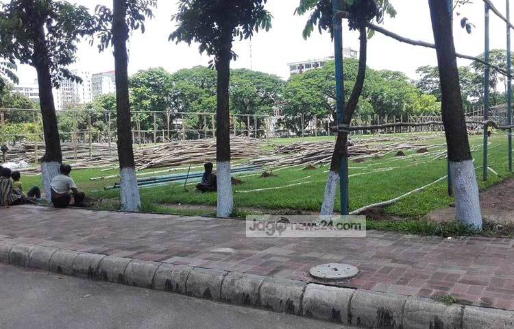 ঈদগাহ ময়দানের চারপাশের ময়লা-আর্বজনা সরানো হয়েছে। সেই সঙ্গে ঈদের জামাতের সময়ে বৃষ্টি হলে যাতে পানি দ্রুত নেমে যেতে পারে তারও সুব্যবস্থা নেওয়া হচ্ছে।