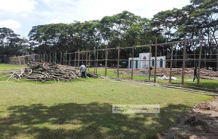 পুরো ঈদগাহ ময়দানে সামিয়ানা টাঙানোর জন্য বাঁশ পোতা হচ্ছে।