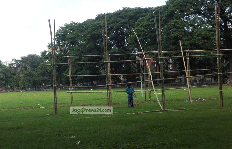 খুব দ্রুত গতিতে ঈদগাহ ময়দানের প্রস্তুতির কাজ এগিয়ে চলছে। এ কাজের তদারকি করছে ঢাকা দক্ষিণ সিটি কর্পোরেশন।