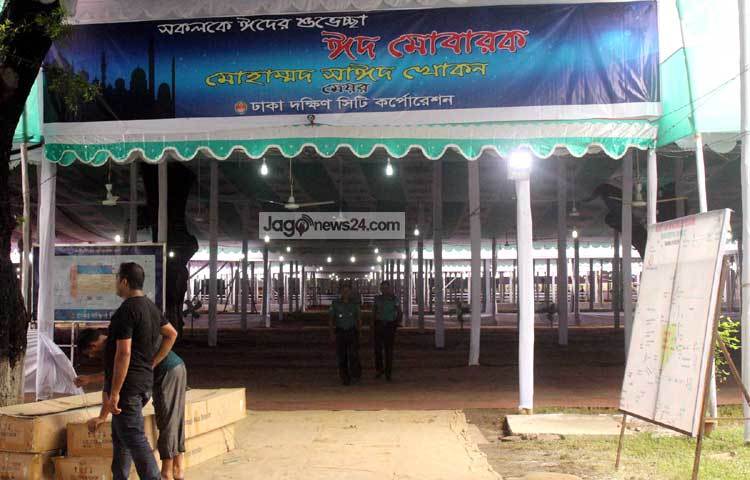 রাষ্ট্রপতি আবদুল হামিদ, সুপ্রিম কোর্টের বিচারপতি, মন্ত্রিসভার সদস্য, সংসদ সদস্য, রাজনীতিবিদসহ সব শ্রেণি- পেশার মানুষ ঈদের জামাতে অংশ নেবেন। ছবি : বিপ্লব দিক্ষিৎ।