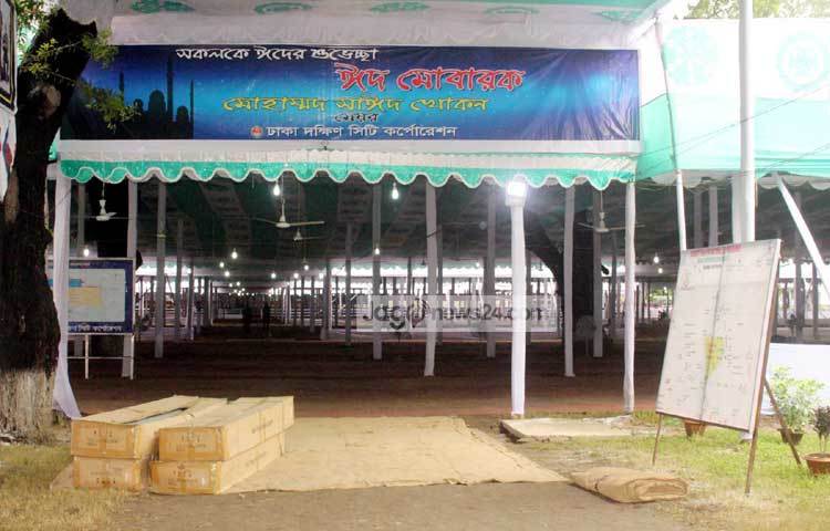 কর্তৃপক্ষ জানান, মাঠে তাদের জন্য থাকছে আলাদা নামাজের জায়গা। মাজারের রাস্তাটি নারীদের জন্য সংরক্ষিত থাকবে। ছবি : বিপ্লব দিক্ষিৎ।