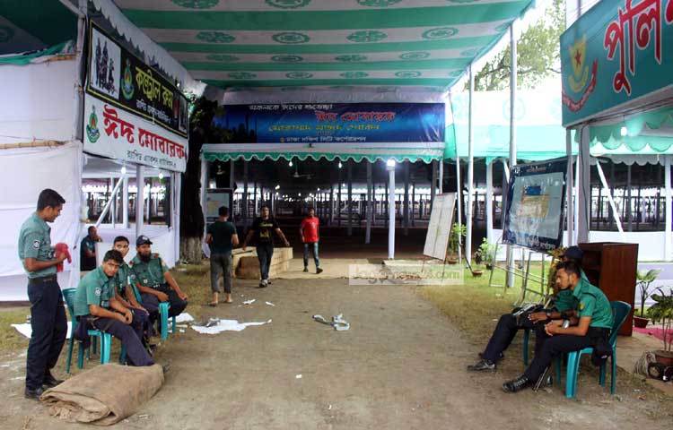 এদিকে মঙ্গলবার জাতীয় ঈদগাহের সার্বিক নিরাপত্তা পরিস্থিতি সরেজমিনে পরিদর্শন করছেন ডিএমপি কমিশনার আছাদুজ্জামান মিয়াসহ সিনিয়র পুলিশ কর্মকর্তারা। ছবি : বিপ্লব দিক্ষিৎ।