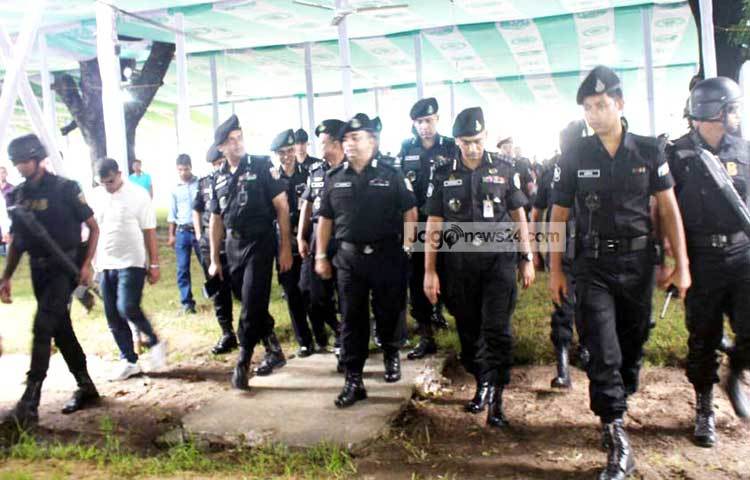 পবিত্র ঈদুল ফিতরের নামাজ আদায়ের জন্য রাজধানীর জাতীয় ঈদগাহ ময়দান নিরাপত্তার চাদরে ঢাকা হয়েছে। ছবি : বিপ্লব দিক্ষিৎ।