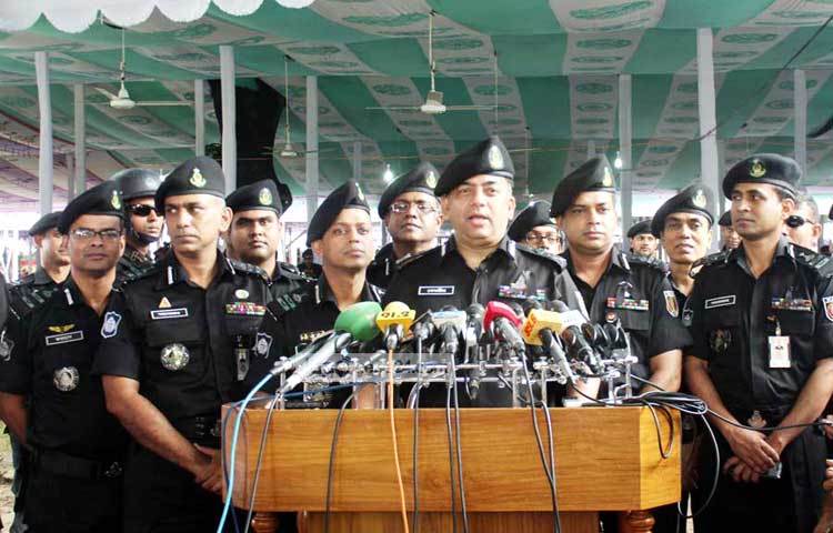 ঈদের নামাজ পড়তে জনসাধারণকে নির্ভয়ে জাতীয় ঈদগাহে আসার আহবান জানিয়েছেন র&zwnj;্যাব মহাপরিচালক বেনজির আহম্মেদ। ছবি : বিপ্লব দিক্ষিৎ।