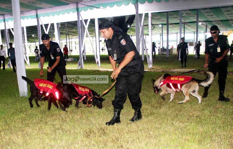 ডগ স্কোয়াড দিয়ে ঈদগাহ এলাকা পরীক্ষা করে দেখা হচ্ছে। ছবি : বিপ্লব দিক্ষিৎ।