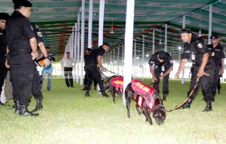 যে কোনো ধরনের অনভিপ্রেত দুর্ঘটনা এড়াতে আইনশৃঙ্খলা রক্ষাকারী বাহিনীর সদস্যরা ঈদগাহের চারদিকে কড়া নজর রাখছে। ছবি : বিপ্লব দিক্ষিৎ।