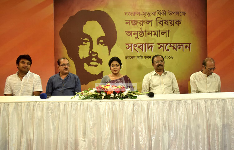 সংবাদ সম্মেলনে ফেরদৌস আরার সঙ্গে চার নির্মাতা মতিন রহমান, কাজী হায়াৎ, সোহানুর রহমান&nbsp; সোহান ও&nbsp; সোহেল আরমান। ছবি : মাহবুব আলম।