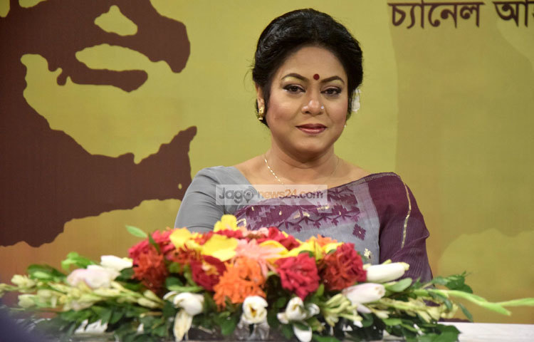 সংবাদ সম্মেলনে ফেরদৌস আরা ক্যামেরাবন্দি হয়েছেন। ছবি : মাহবুব আলম।