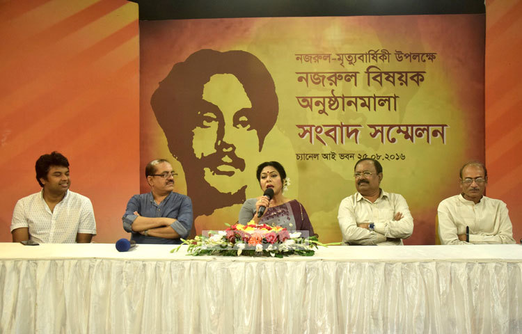 সংবাদ সম্মেলনে উপস্থিত থেকে কাজী নজরুল ইসলামের চারটি গানের বিভিন্ন দিক তুলে ধরেন শিল্পী ফেরদৌস আরা। ছবি : মাহবুব আলম।