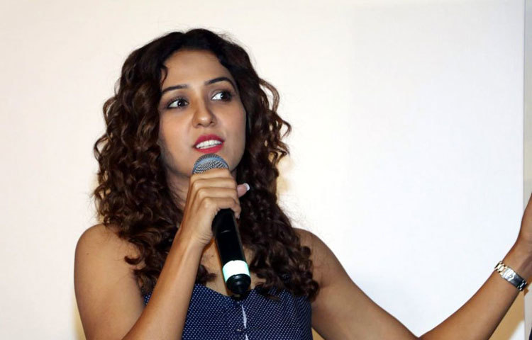 নীতি মোহন দেখতে সুন্দরী হওয়ার কারণে প্রতিনিয়ত অভিনয়ের জন্য প্রস্তাব পাচ্ছেন। তবে তিনি নিয়মিত অভিনয় করতে নারাজ।