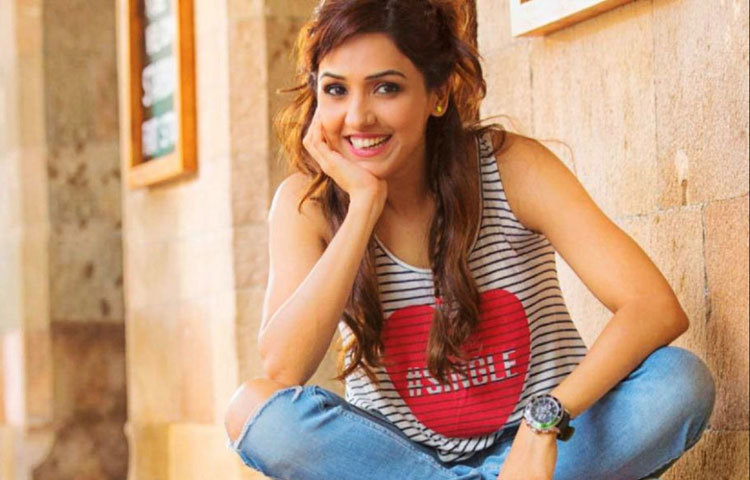 অবসরে একান্ত মুহূর্তে সময় কাটাচ্ছেন নীতি মোহন। এই সময়ে দেশী বিদেশি অনেক লেখকের বই পড়তেও পছন্দ করেন।