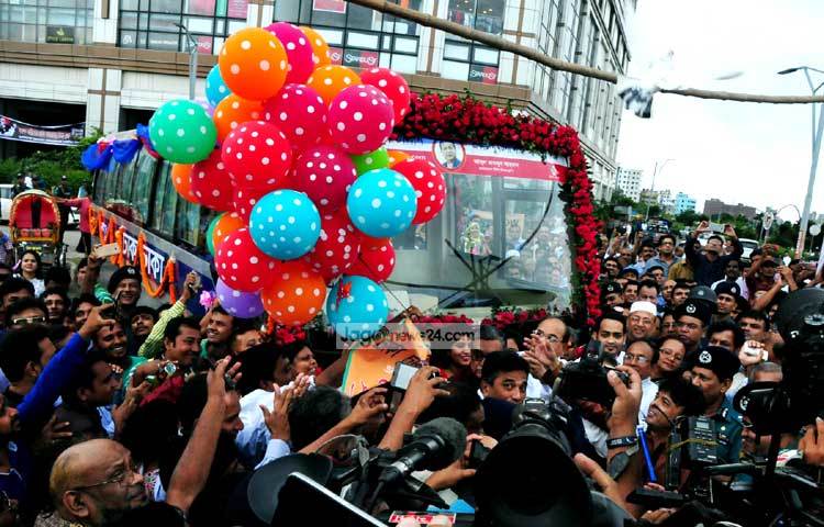 গুলশান, বনানী, বারিধারা ও নিকেতন এলাকায় বিশেষ রঙের রিকশা ও শীততাপনিয়ন্ত্রিত বাসসেবা চালু হয়েছে। ছবি : বিপ্লব দিক্ষিৎ।