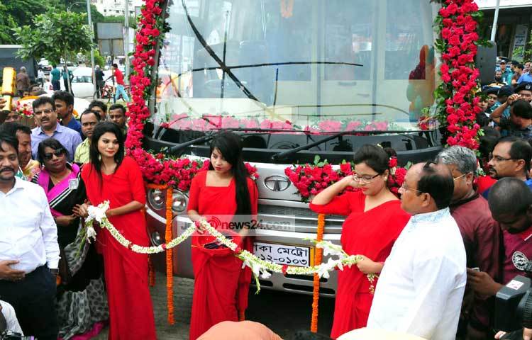 আজ বুধবার (১০ আগস্ট) গুলশান পুলিশ প্লাজার সামনে এক অনুষ্ঠানে বিশেষ রিকশা ও বাসসেবার উদ্বোধন করা হয়। ছবি : বিপ্লব দিক্ষিৎ।