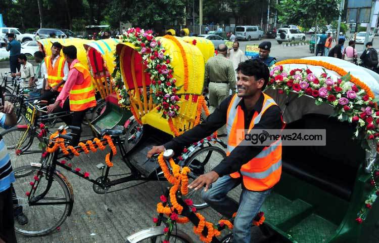 &nbsp;গুলশান, বারিধারা, বনানী ও নিকেতন সোসাইটির উদ্যোগে &lsquo;ঢাকা চাকা&rsquo; নামের বাসসেবার সার্বিক তত্ত্ববধানে আছে ঢাকা উত্তর সিটি করপোরেশন। পাশাপাশি নতুন এ রিকশাগুলো দেখতে ভীষণ সুন্দর। ছবি : বিপ্লব দিক্ষিৎ।