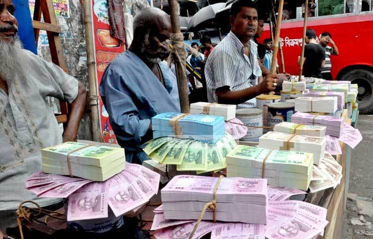 ঈদের এলেই নতুন টাকার কদর বাড়ে। আসন্ন ঈদেও এর ব্যত্তয় ঘটছে না। রাজধানীর গুলিস্তানসহ কয়েকটি স্থানে নতুন টাকা পাওয়া যাচ্ছে। ছবি : বিপ্লব দিক্ষিৎ।