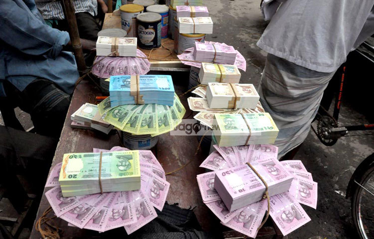 টাকার দোকান সাজানো হয়েছে। এখানে টাকার বিনিময়ে টাকা বিক্রি করা হচ্ছে। ঈদের সালামির জন্য অনেকেই নতুন টাকা সংগ্রহ করে থাকেন। ছবি : বিপ্লব দিক্ষিৎ।