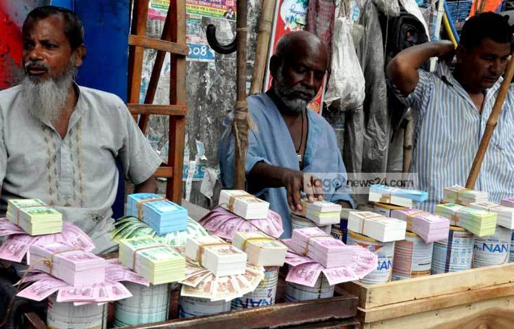 ঈদে হাসি-খুশির অন্যতম একটি হচ্ছে উপকরণ নতুন টাকা। বিশেষ করে শিশুরা সালামি হিসেবে নতুন টাকা পেলে বেশি খুশি হয়। ছবি : বিপ্লব দিক্ষিৎ।