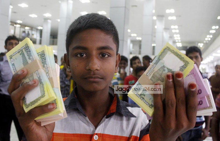 প্রতিবছর ঈদকে ঘিরে দেশে নতুন টাকার বিপুল লেনদেন হয়ে আসছে। চলছে একে ঘিরে বাণিজ্যও। ছবি : বিপ্লব দিক্ষিৎ।