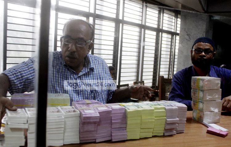 রাজধানীতে এখন ঈদ ঘিরে চলছে নতুন টাকার রমরমা বাণিজ্য। সরকার বিভিন্ন ব্যাংকের মাধ্যমে নতুন টাকা বিনিময় করছে। ছবি : বিপ্লব দিক্ষিৎ।