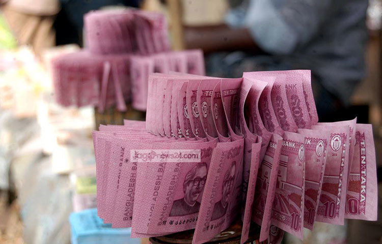 নতুন ২ টাকার ১০০টি নতুন নোট বিক্রি হচ্ছে ৫০ টাকা বেশিতে। ৫ টাকার ১০০টি নতুন নোট বিক্রি হচ্ছে ৮০ টাকা বেশিতে। ১০ টাকার ১০০টি নতুন নোট বিক্রি হচ্ছে ১০০ টাকা বেশিতে। ছবি : বিপ্লব দিক্ষিৎ।