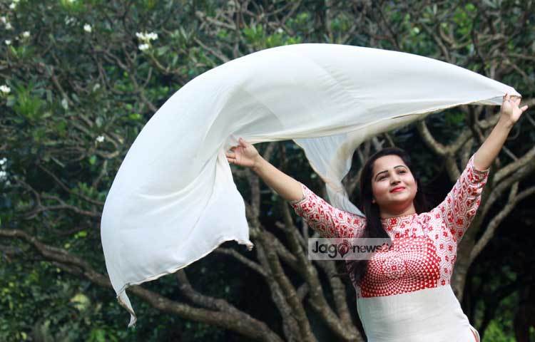 দক্ষিণা হওয়ায় ওড়না ভাসিয়ে পাখির মত উড়ে যেতে চাইছেন নিধি সরকার। ছবি : এসডি প্রিন্স।