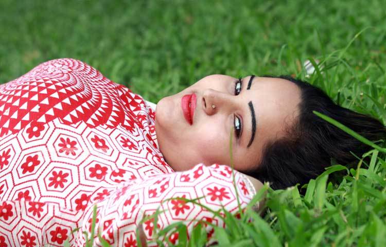 সবুজের মাঝে মিশে গেছেন নিধি। সবুজ প্রকৃতি তার খুবই ভালো লাগে।ছবি : এসডি প্রিন্স।