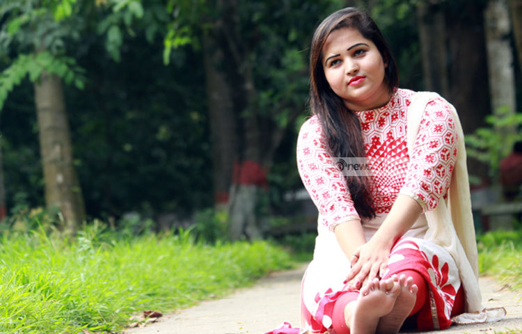 আপন ভুবনে বসে আছেন নিধি। বন্ধুদের সঙ্গে আড্ডা দিতে পছন্দ করলেও নিধি মাঝে মধ্যে একাকী থাকতে পছন্দ করেন। ছবি : এসডি প্রিন্স।