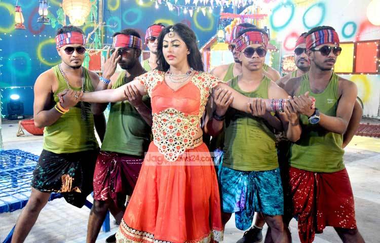 ঢাকাই চলচ্চিত্রের অন্যতম জনপ্রিয় নায়িকা নিপুণকে &lsquo;ছেড়ে যাস না&rsquo; ছবিতে আইটেম গানে নৃত্য পরিবেশন করতে দেখা যাচ্ছে। ছবি : মাহবুব আলম।