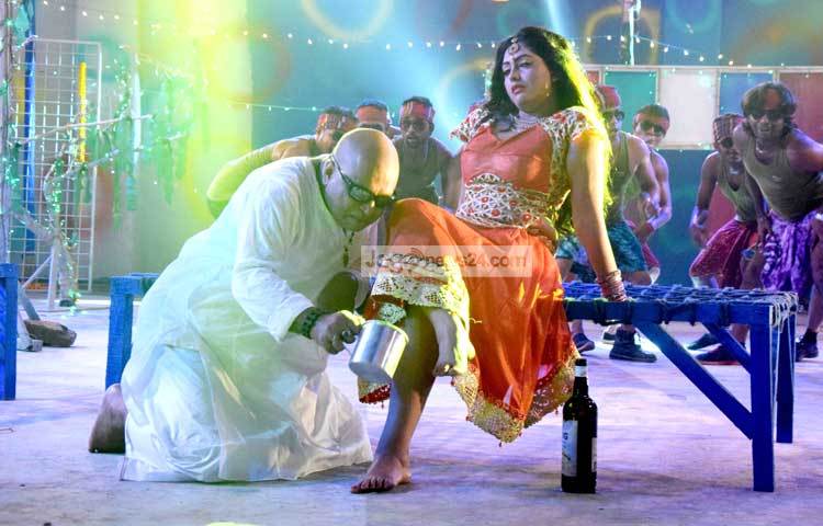 &lsquo;ছেড়ে যাস না&rsquo; ছবিতে নিপুণের এ আইটেম গানের নৃত্য দর্শকদের মুগ্ধ করবে। ছবি : মাহবুব আলম।