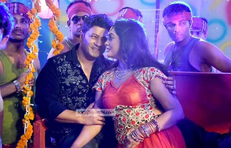 আইটেম গানে নিপুণের সঙ্গে নৃত্যে মগ্ন ফেরদৌস। রোববার (১৮ সেপ্টেম্বর) ইউটিউবে গানটি উন্মুক্ত করা হয়েছে এটি। ছবি : মাহবুব আলম।