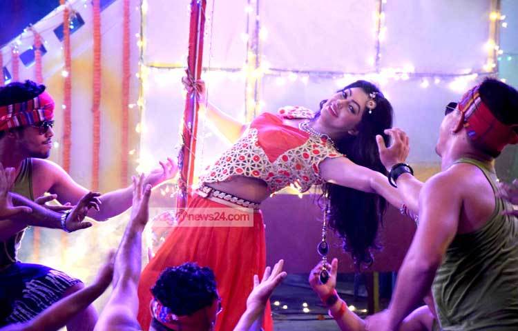 নিপুণের এ আইটেম গানের নতুন সংগীতায়োজন করেছেন কলকাতার অভিজিৎ চট্টোপাধ্যায়। ছবি : মাহবুব আলম।