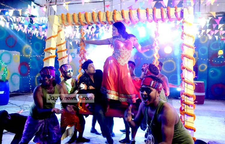 &lsquo;ছেড়ে যাস না&rsquo; ছবির এ আইটেম গানটি নিয়ে অনেক আশাবাদী নিপুণ। নঈম ইমতিয়াজ&nbsp; নেয়ামুলের সঙ্গে পরিচালক হিসেবে রয়েছেন কলকাতার তপন চক্রবর্তী। ছবি : মাহবুব আলম।