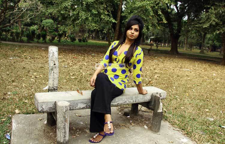 নিপুণ প্রথম মডেল হয়েছিলেন পলাশ জুয়েলার্সের বিলবোর্ডের। এরপর ইউনিভার্সেল মেডিক্যালসহ বেশকিছু প্রতিষ্ঠানের বিজ্ঞাপনেও মডেল হয়েছেন তিনি। ছবি : এসডি প্রিন্স।