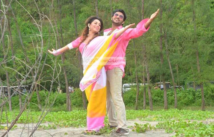 চলতি সপ্তাহ থেকেই ছবির নায়িকা তমা মির্জাকে সঙ্গে নিয়ে কক্সবাজার ও বান্দরবানের মনোরম লোকেশনে চলছে গানের দৃশ্য ধারন- এমনটাই জানালেন নিরব।