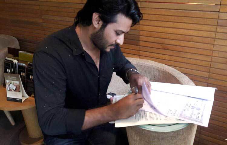 নিরবের এ ছবির নাম &lsquo;বালা&rsquo;। ছবিতে অভিনয়ের চুক্তিতে স্বাক্ষর করছেন নিরব।