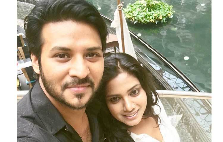 নিরবের &lsquo;বালা&rsquo; ছবির নায়িকা কবিতার সঙ্গে ফেলছি তুলছেন।