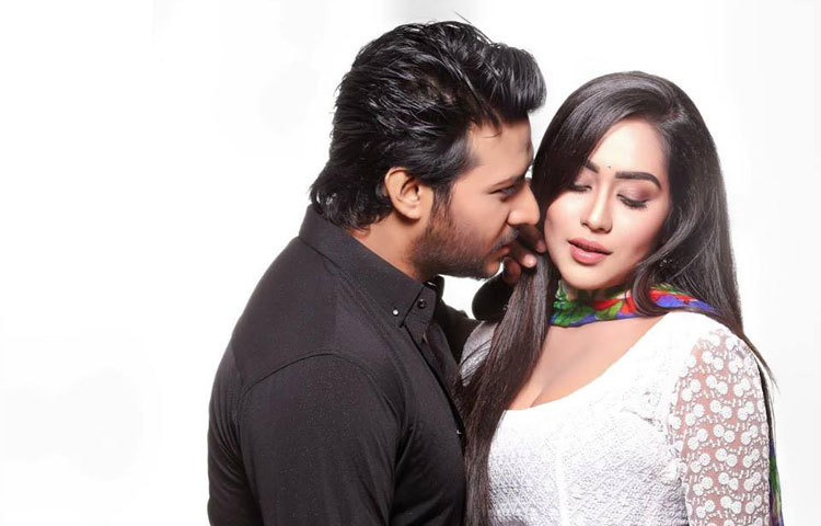 তারপর নিরব-মম দুজনের মধ্যে বন্ধুত্বটা জমজমাট হয়। বিভিন্ন অনুষ্ঠান-পার্টিতে দেখা হলেও কাজ করা হয়ে ওঠেনি কখনো। অবশেষে দুই তারকার প্রত্যাবর্তন হলো বড় পর্দার জুটি হয়ে। ছবি : সাকিব মুস্তাসিম।