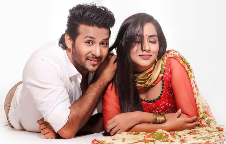 মমর সঙ্গে চলচ্চিত্রে অভিনয় প্রসঙ্গে নিরব বলেন, &lsquo;মম আমার অনেক দিনের পরিচিত। ভালো একজন বন্ধুও আমার। পর্দায় এবারই প্রথম জুটি বেঁধেছি।&rsquo; ছবি : সাকিব মুস্তাসিম।