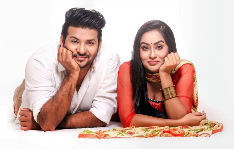 সম্প্রতি মম ও নিরব &lsquo;আমি শুধু তোর হবো&rsquo; শীর্ষক একটি ছবিতে চুক্তিবদ্ধ হয়েছেন। তরুণ নির্মাতা রফিক শিকদারের পরিচালনায় এটি প্রযোজনা করছেন আবদুল মজিদ মিলটন। ছবি : সাকিব মুস্তাসিম।