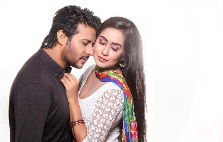 মম এর আগে ছোট পর্দায় &lsquo;অন্যরকম ভালোবাসা&rsquo; নামের একটি নাটকে নিরবের বিপরীতে অভিনয় করেছিলেন। সেটি ছিল নিরবের ক্যারিয়ারের প্রথম নাটক। ছবি : সাকিব মুস্তাসিম।