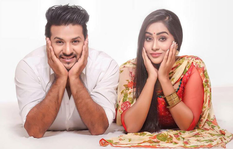 অন্যদিকে মম বলেন, &lsquo;নিরব অনেকদিন ধরেই চলচ্চিত্রে নিয়মিত কাজ করছে। আমিও চেষ্টা করছি এখানে নিজেকে স্বমহিমায় মেলে ধরতে। সে ভাবনা থেকেই নতুন এই যাত্রা।&rsquo; ছবি : সাকিব মুস্তাসিম।