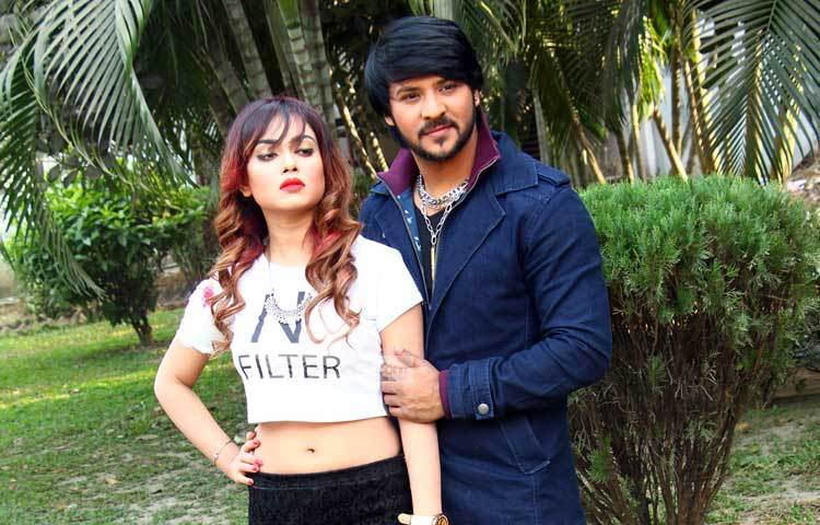 ফটোশুটের জন্য মনোযোগের সঙ্গে পোজ দিচ্ছেন নিরব ও তমা মির্জা। ছবি : এসডি প্রিন্স।