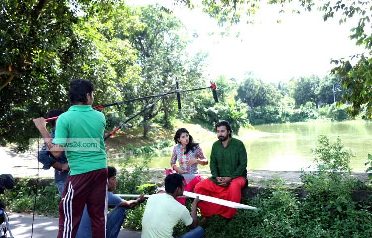 বর্তমান সময়ের জনপ্রিয় অভিনেতা আরফান নিশো ও অভিনেত্রী শবনম ফারিয়া জুটির সম্পর্কের রসায়ন নিয়ে একটি নাটক নির্মিত হচ্ছে। এতে তাদেরকে ভিন্ন রূপে দর্শকের সামনে উপস্থিত হতে দেখা যাবে। ছবি : মাহবুব আলম।
