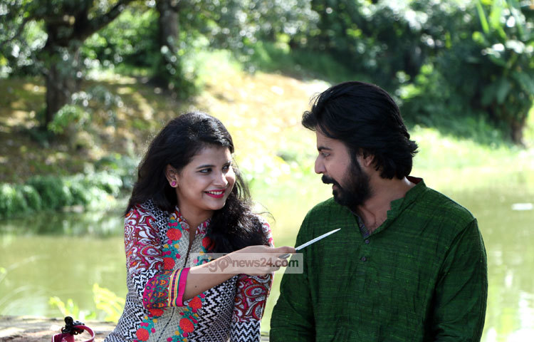 &lsquo;একটি তিন মাসের গল্প&rsquo; শীর্ষক নাটকের সংলাপের ভুবনে শবনম ফারিয়া ও আরফান নিশো। অনেক আনন্দ করে তারা এই নাটকের শুটিং করছেন। ছবি : মাহবুব আলম।